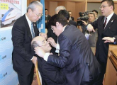 “郑钧担任“乐趣男声”评委 韩寒博客讽刺(组)”